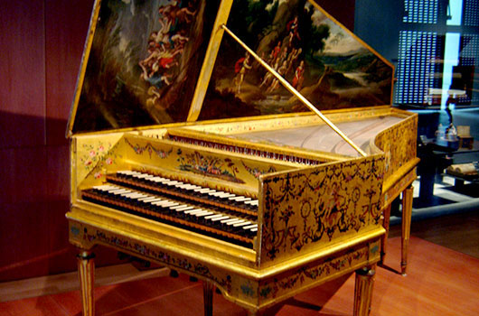 This harpsichord is the work of two celebrated makers: originally constructed by Andreas Ruckers in Antwerp (1646), it was later remodeled and expanded by Pascal Taskin in Paris (1780). Foto by Gérard Janot 